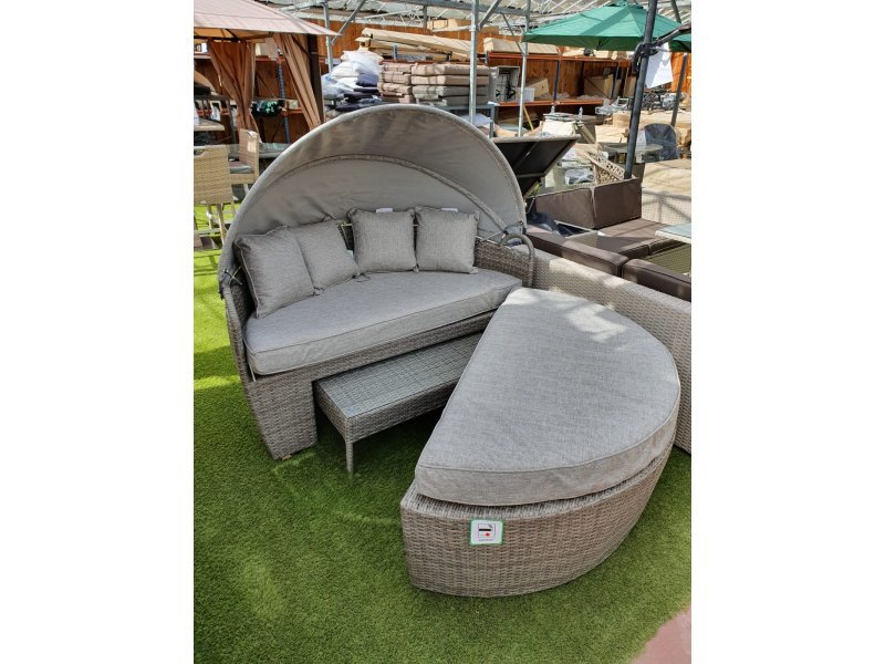Outdoor rattan daybed with canopy deals
